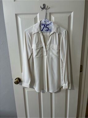 Ann Taylor Cream/White Long Sleeve V-Neck Blouse